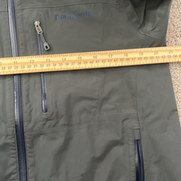 Patagonia rain Jacket - Picture 15 of 16